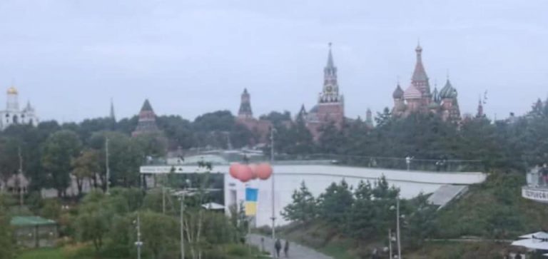 У небі над Москвою замайорів український прапор (ВІДЕО) 9 У небі над Москвою замайорів український прапор (ВІДЕО)
