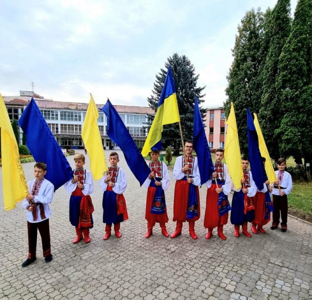 В Бурштині урочисто підняли Державний Прапор України