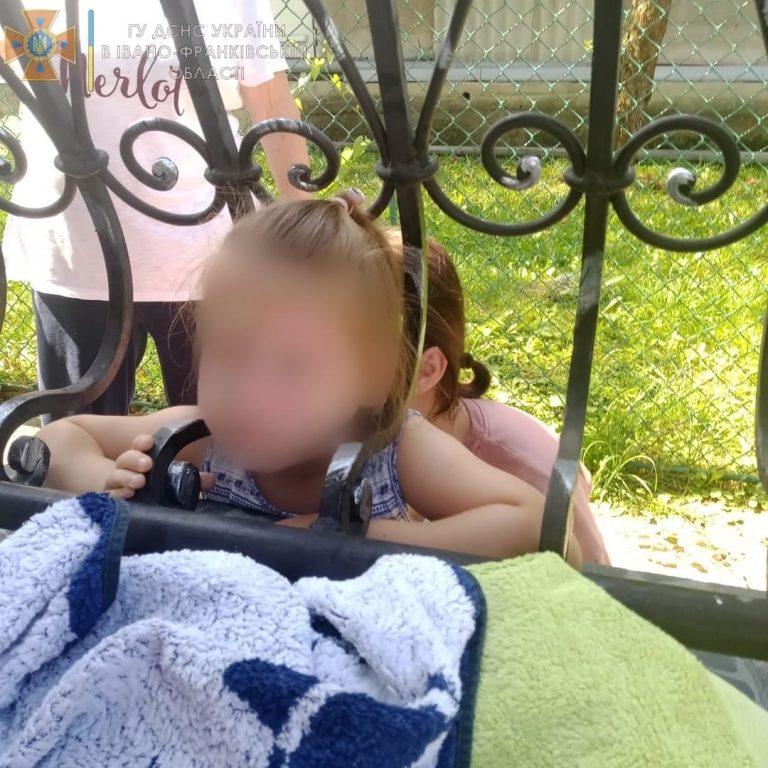 У Косові дитина застрягла в металевій огорожі (ФОТО) 12 240416208 4220469261406210 2394494364813985866 n
