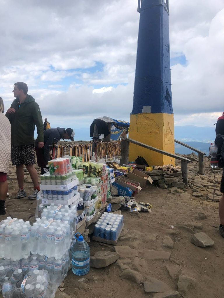 На Говерлі влаштували "ринок" - люди обурені (ФОТО) 9 240524024 1508541519485586 2360931058496318827 n
