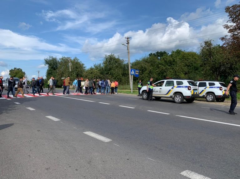 У Долині обурені селяни частково перекрили рух транспорту 5 240594285 6462364700470782 8188410351954672882 n