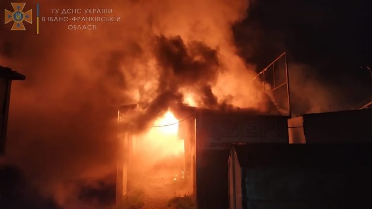 Подробиці нічної пожежі в Долині: вогнеборці врятували від знищення торгові будівлі (ФОТО) 5 240656926 4228736500579486 9111329714892748112 n