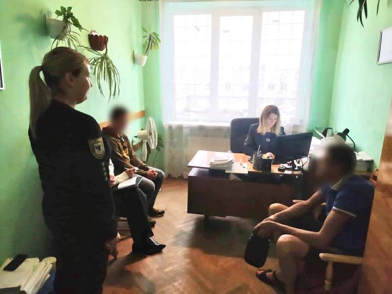 У Коломиї троє підлітків понівечили могили на кладовищі (ФОТО) 9 У Коломиї троє підлітків понівечили могили на кладовищі (ФОТО)