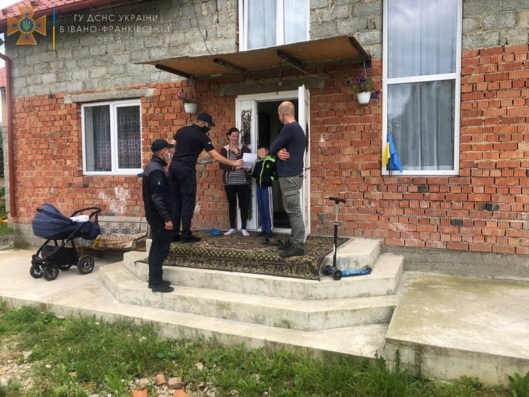 У Надвірнянському районі рятувальки мали розмову з селянами (ФОТО) 5 240675769 4229750837144719 5615566725329188891 n