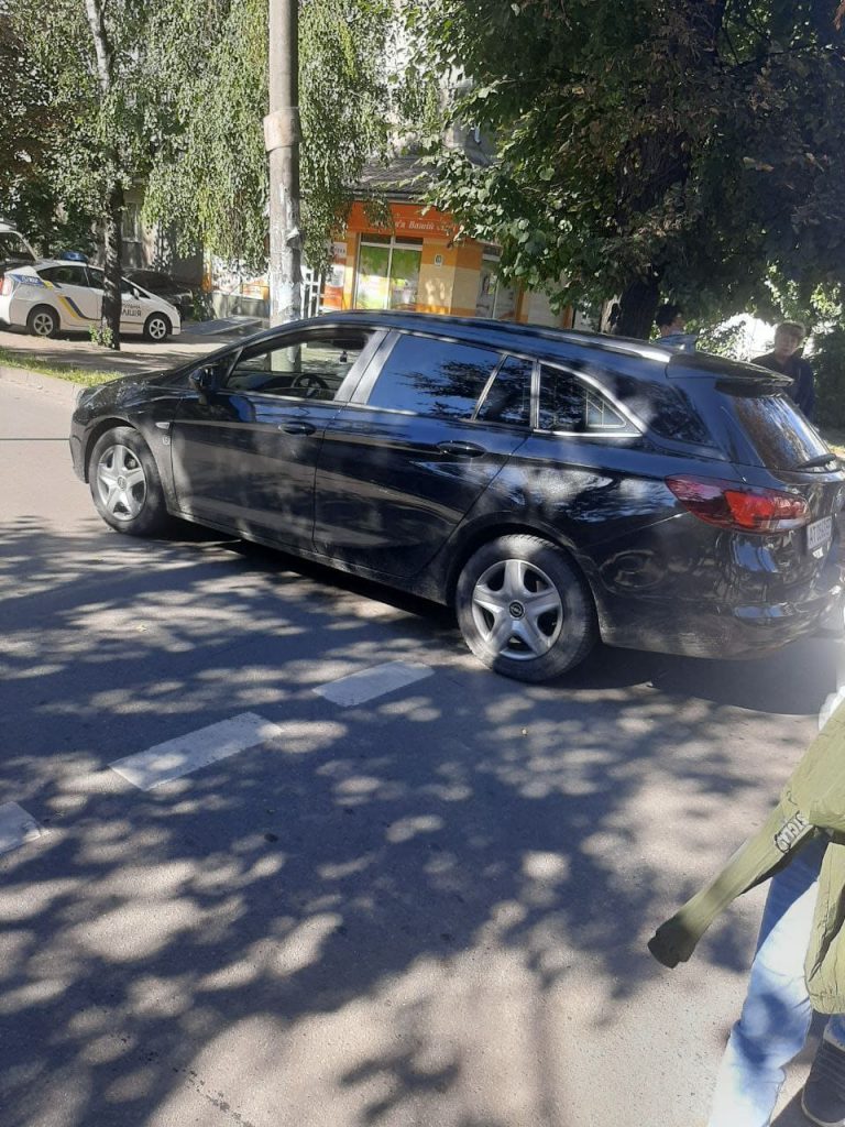 Вибігла на дорогу: в Івано-Франківську збили 16-річну дівчину (ФОТО) 4 Вибігла на дорогу: в Івано-Франківську збили 16-річну дівчину (ФОТО)