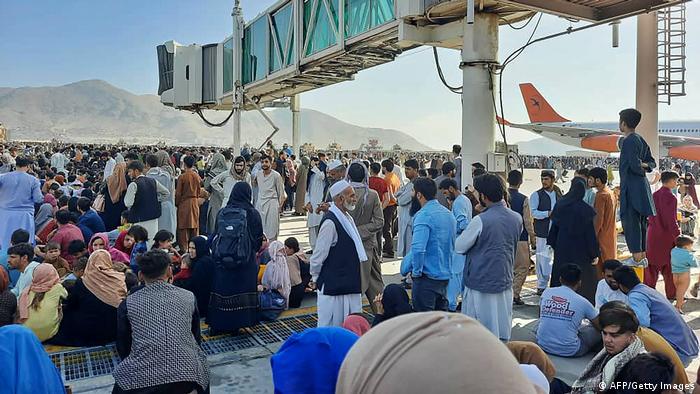 В Афганістані люди чіпляються за літаки і падають з них при зльоті (ФОТО, ВІДЕО)