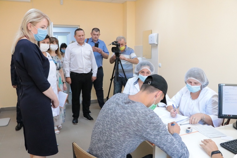 Очільниця Прикарпаття перевіряла, як працює центр вакцинації у Надвірній (ФОТО)