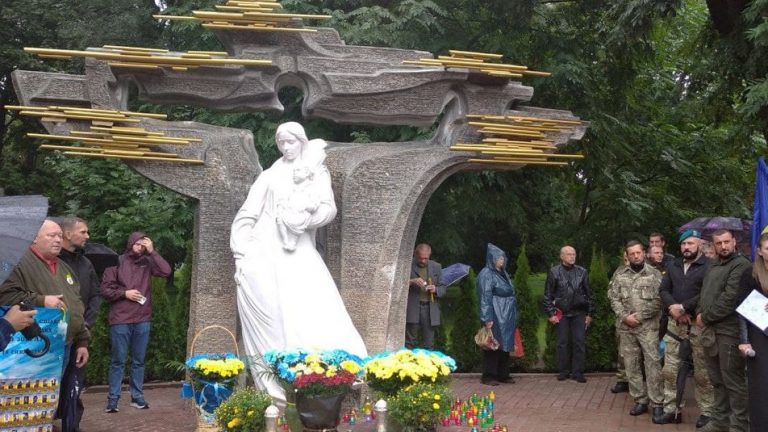 У Франківську відкрили пам'ятник полеглим бійцям у російсько-українській війні (ФОТО) 12 65d65a6393a8b420