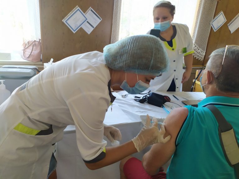 В Тлумацькій громаді медики їздять по селах і вакцинують людей (ФОТО) 1 В Тлумацькій громаді медики їздять по селах і вакцинують людей (ФОТО)