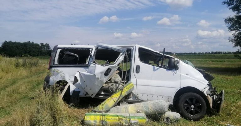 На Львівщині зіткнулись легковий автомобіль та мікроавтобус: троє людей у тяжкому стані (ФОТО) 5 73654d410ef9f0d20139b50fecf47adf