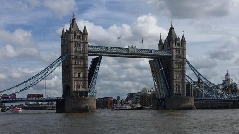 У Лондоні не можуть закрити всесвітньо відомий Тауерський міст (ФОТО)
