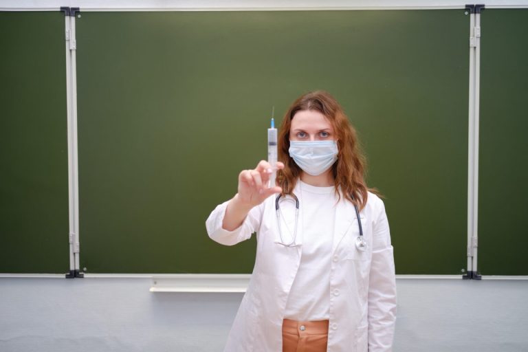 У Франківську вчителі, які повністю вакцинувалися, отримають премії 12 CHy boyatsya osvityany vaktsynuvatys vid kovidu Rezultaty opytuvannya j poyasnennya likarky e1616422486588
