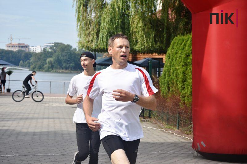 У Франківську влаштували патріотичний забіг та флеш-моб із фарбами холі (ФОТО, ВІДЕО) 12 флеш-моб із фарбами холі в Івано-Франківську