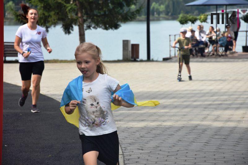 У Франківську влаштували патріотичний забіг та флеш-моб із фарбами холі (ФОТО, ВІДЕО) 13 флеш-моб із фарбами холі в Івано-Франківську