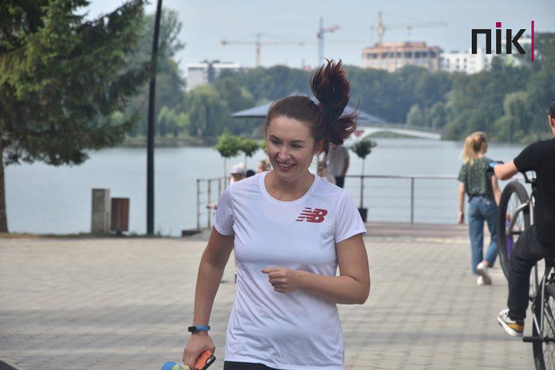 У Франківську влаштували патріотичний забіг та флеш-моб із фарбами холі (ФОТО, ВІДЕО) 14 флеш-моб із фарбами холі в Івано-Франківську