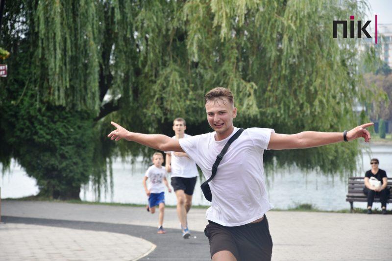 У Франківську влаштували патріотичний забіг та флеш-моб із фарбами холі (ФОТО, ВІДЕО) 16 флеш-моб із фарбами холі в Івано-Франківську