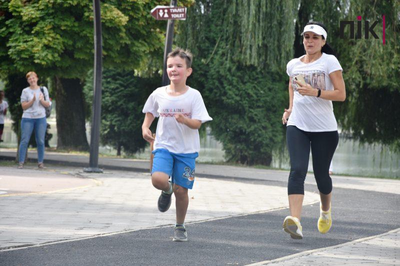 У Франківську влаштували патріотичний забіг та флеш-моб із фарбами холі (ФОТО, ВІДЕО) 22 флеш-моб із фарбами холі в Івано-Франківську