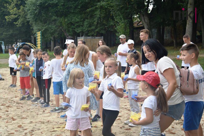 У Франківську влаштували патріотичний забіг та флеш-моб із фарбами холі (ФОТО, ВІДЕО) 27 флеш-моб із фарбами холі в Івано-Франківську