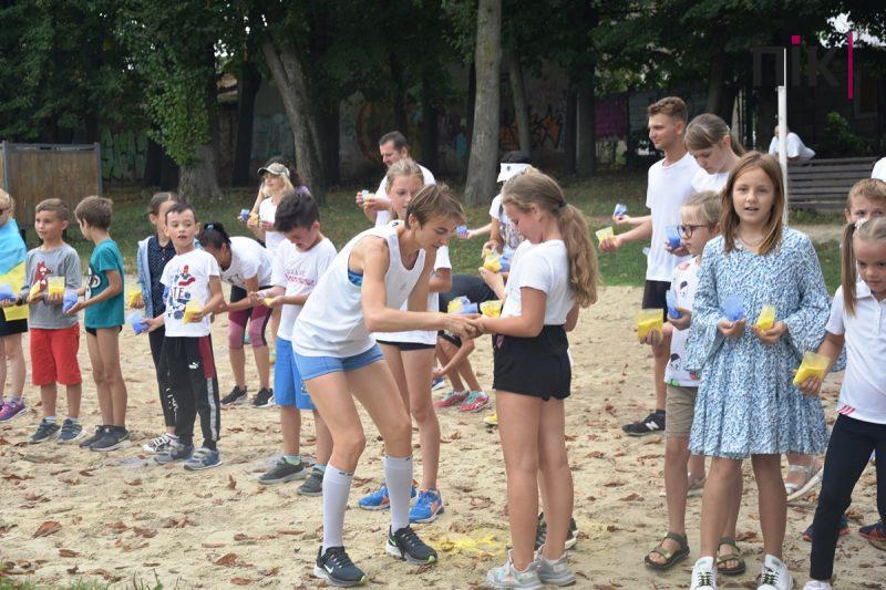 У Франківську влаштували патріотичний забіг та флеш-моб із фарбами холі (ФОТО, ВІДЕО) 28 флеш-моб із фарбами холі в Івано-Франківську