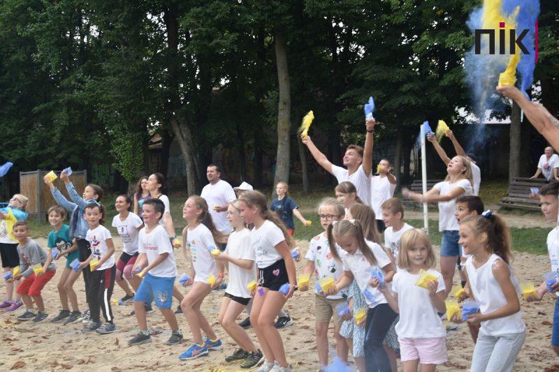 У Франківську влаштували патріотичний забіг та флеш-моб із фарбами холі (ФОТО, ВІДЕО) 29 флеш-моб із фарбами холі в Івано-Франківську