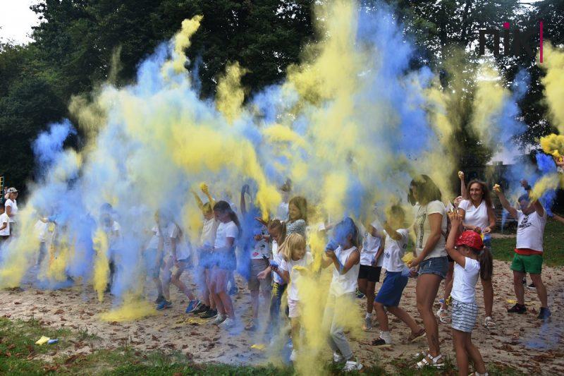 У Франківську влаштували патріотичний забіг та флеш-моб із фарбами холі (ФОТО, ВІДЕО) 30 флеш-моб із фарбами холі в Івано-Франківську