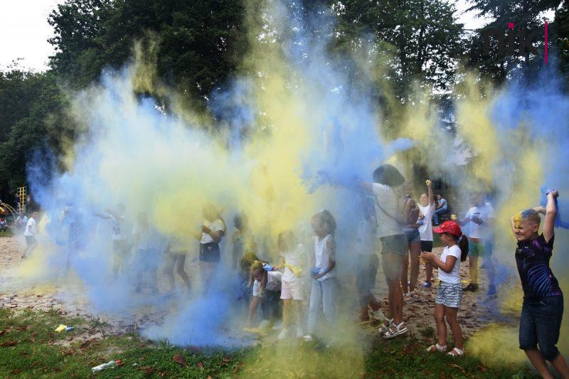 У Франківську влаштували патріотичний забіг та флеш-моб із фарбами холі (ФОТО, ВІДЕО) 31 флеш-моб із фарбами холі в Івано-Франківську