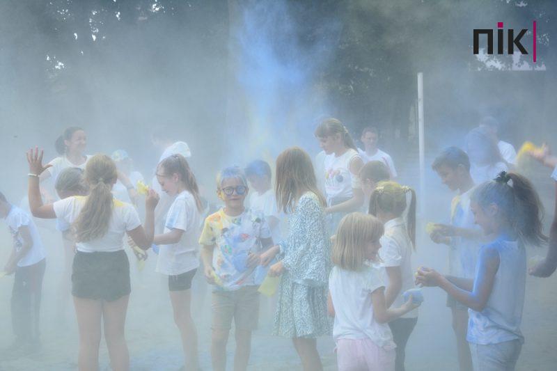 У Франківську влаштували патріотичний забіг та флеш-моб із фарбами холі (ФОТО, ВІДЕО) 33 флеш-моб із фарбами холі в Івано-Франківську