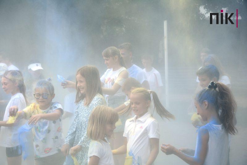 У Франківську влаштували патріотичний забіг та флеш-моб із фарбами холі (ФОТО, ВІДЕО) 34 флеш-моб із фарбами холі в Івано-Франківську