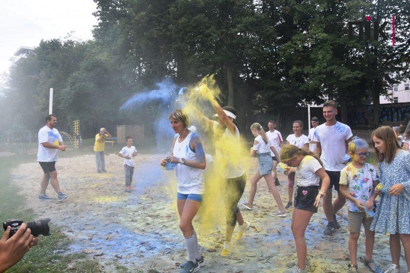 У Франківську влаштували патріотичний забіг та флеш-моб із фарбами холі (ФОТО, ВІДЕО) 35 флеш-моб із фарбами холі в Івано-Франківську