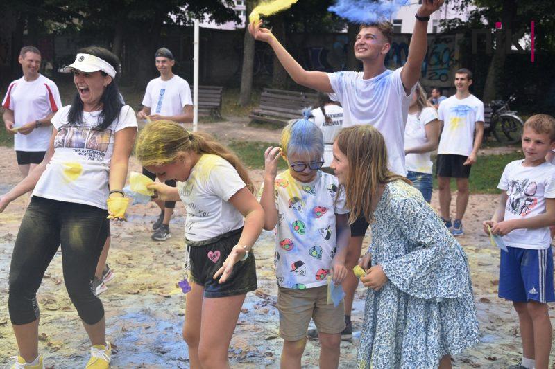 У Франківську влаштували патріотичний забіг та флеш-моб із фарбами холі (ФОТО, ВІДЕО) 37 флеш-моб із фарбами холі