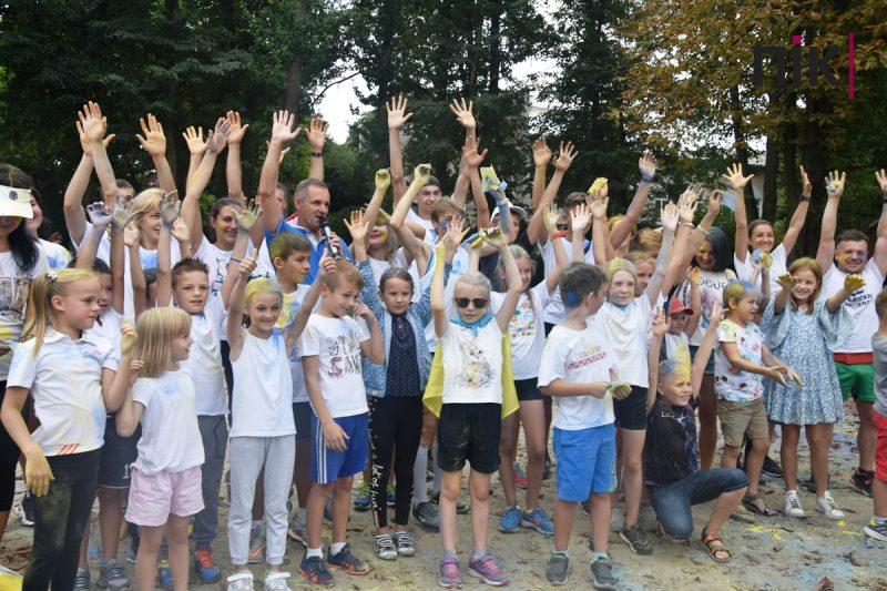 У Франківську влаштували патріотичний забіг та флеш-моб із фарбами холі (ФОТО, ВІДЕО) 39 флеш-моб із фарбами холі