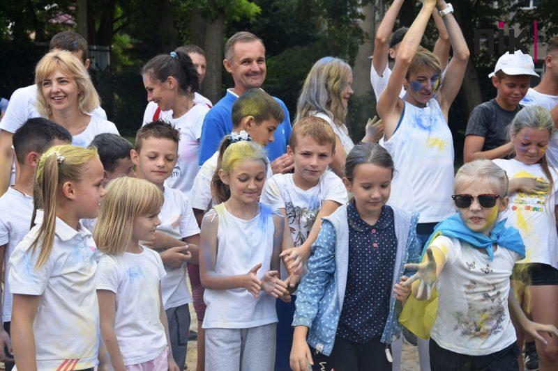 У Франківську влаштували патріотичний забіг та флеш-моб із фарбами холі (ФОТО, ВІДЕО) 41 флеш-моб із фарбами холі