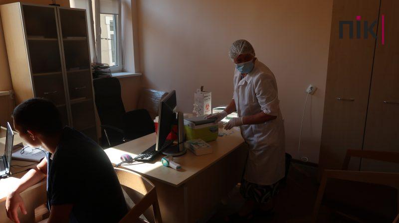 Майже не болить: у Франківську вакцинують працівників сфери громадського харчування (ФОТО)