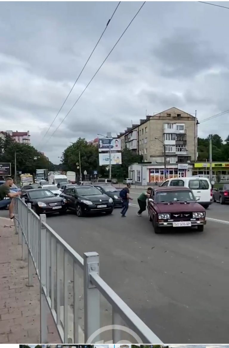 У Франківську на Пасічнянському мості трапилася ДТП: рух ускладнений (ВІДЕО) 4 IMG 20210809 185501