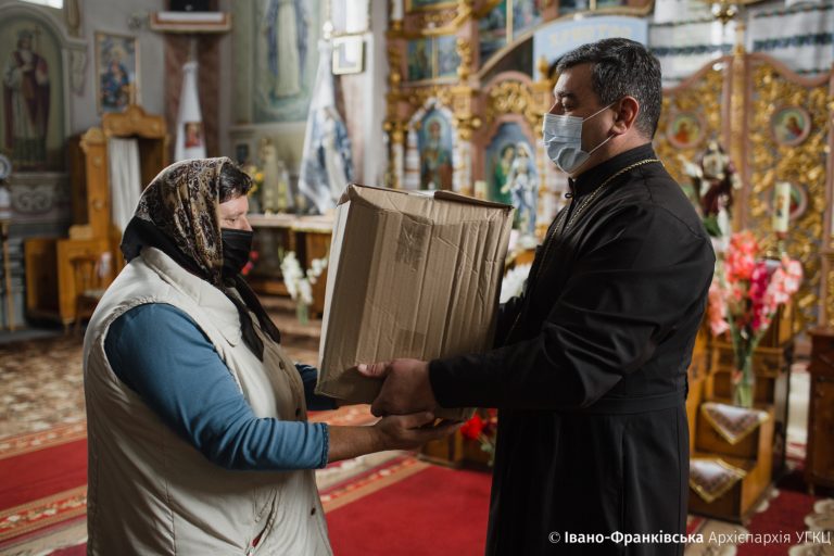 На Богородчанщині священники роздали продуктові набори найбільш потребуючим сім'ям (ФОТО) 4 На Богородчанщині протягом 2-ох останніх тижнів працівники Архієпархіального управління спільно з місцевими священнослужителями доставляли продуктові набори найбільш потребуючим сім'ям.