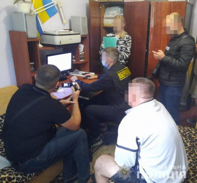 В Львівській області 53-річний чоловік зберігав вдома дитячу порнографію (ФОТО)