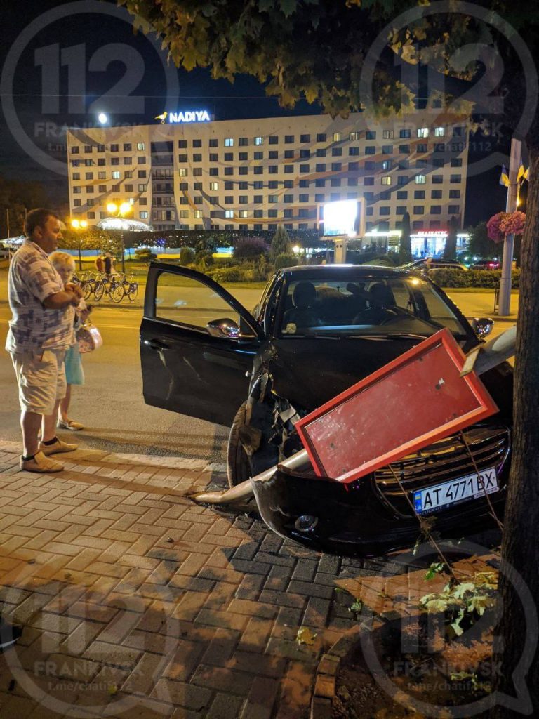 "Підрізав невідомий": патрульні розповіли деталі вечірньої ДТП у Франківську 5 cb33330e 5321 4c78 a7cc 8f3d1826f3a0