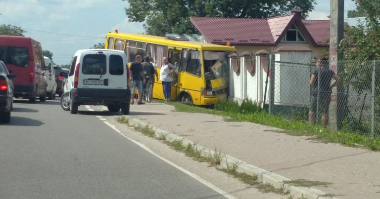 На Львівщині маршрутка зіткнулась з легковиком і влетіла в огорожу (ФОТО) 5 d968c596af2d98d94e89c5c03748b12b