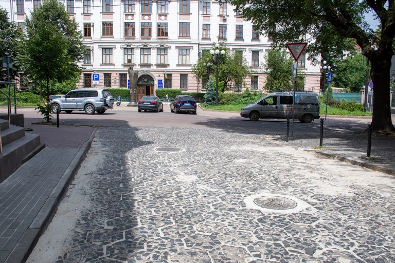 Трилінка повернулася на своє місце: історичне обличчя вулиці Донцова у Франківську (ФОТО) 9 dsc 6151