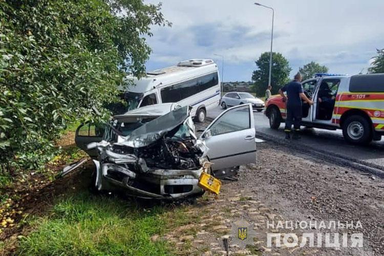 На Тернопільщині мікроавтобус зіткнувся з іномаркою: водія "вирізали" з салону авто (ФОТО)