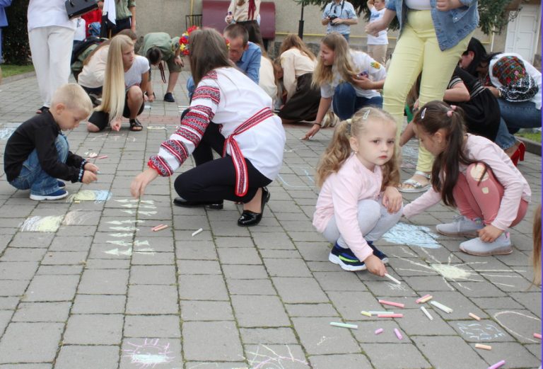 "Малюнок на асфальті": у Тисмениці відбулася художня акція (ФОТО) 3 malyunok 112