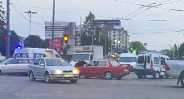 Вечірня ДТП у Франківську: зіштовхнулися дві автівки, швидка на місці (ФОТО) 4 photo 2021 08 01 20 43 17