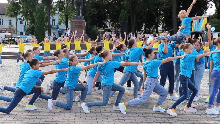 Театралізоване віче, вшанування родин, симфонічний оркестр: у Галичі яскраво відсвяткували 30-ту річницю Незалежності України (ВІДЕО) 7 s1 1
