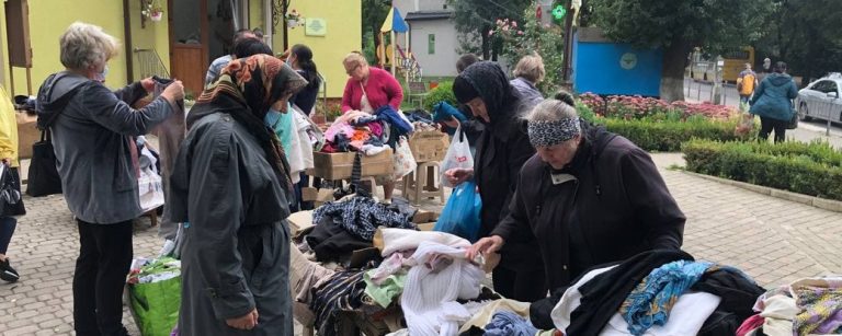 У Франківську при церкві роздаватимуть одяг для потребуючих (ФОТО) 8 У Франківську при церкві роздаватимуть одяг для потребуючих (ФОТО)