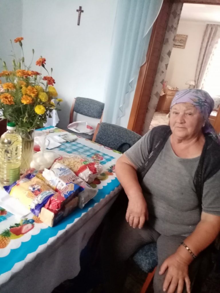 На Калущині одиноким людям вручили понад пів сотні продуктових наборів (ФОТО) 5 1632903669 d276daee4eff7173f60d medium