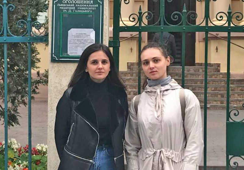 У Львові дві дівчини надали першу медичну допомогу чоловіку, в якого у трамваї зупинилося серце