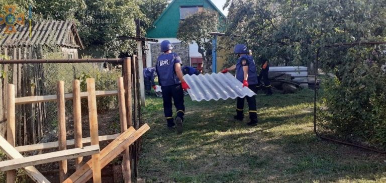 Прикарпатські рятувальники відновлюють дахи житлових будинків, що постраждали від обстрілів на Донеччині (ФОТО) 6 239183469 4257657867687349 321377863320986520 n