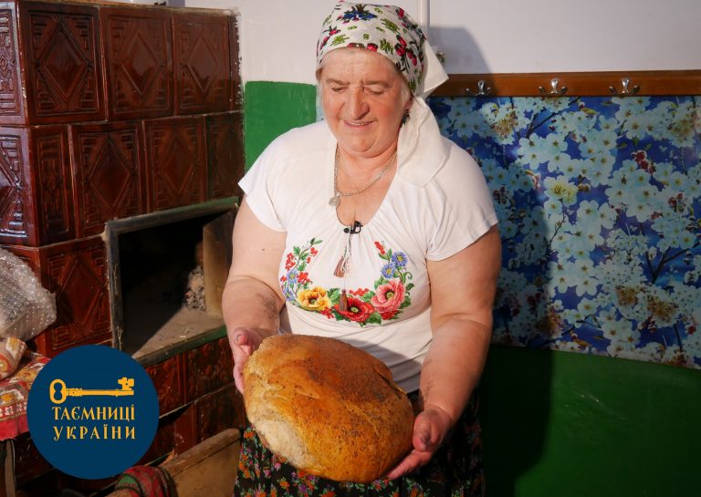 У селі Чорнолізці на Тисмениччині відроджують давні традиції випікання житньо-пшеничного хліба (ФОТО) 1 У Чорнолізцях на Тисмениччині відроджують давні традиції випікання житньо-пшеничного хліба (ФОТО)