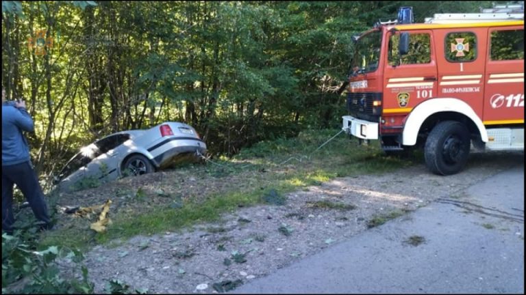 ДТП поблизу Франківська: автомобіль з'їхав у кювет (ФОТО) 6 ДТП поблизу Франківська: автомобіль з'їхав у кювет (ФОТО)