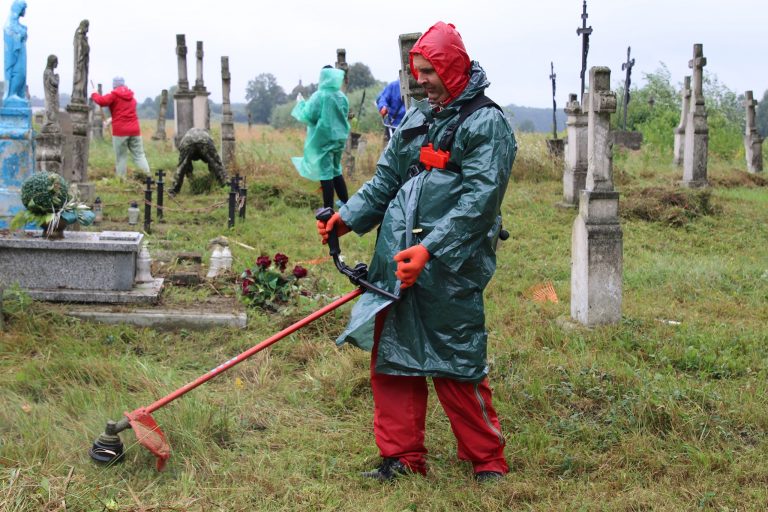 Франківський Нацкорпус поїхав до Польщі впорядковувати українські кладовища (ФОТО) 3 241030247 137192915273227 2520284608835685169 n